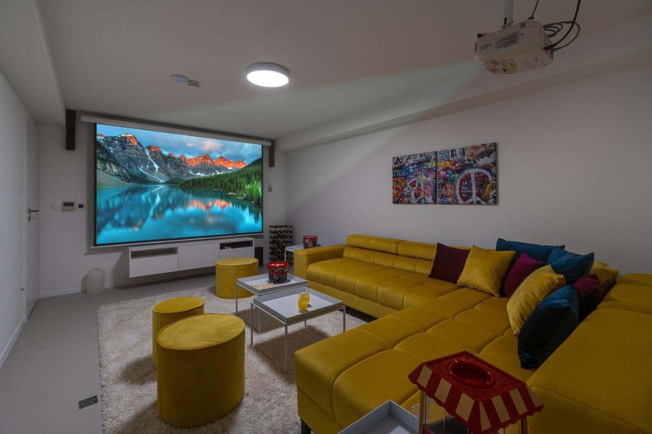 New! Lemon With Heated Infinity Pool, A Hot Tub, A Cinema Room, Sea Views, 6 Pax